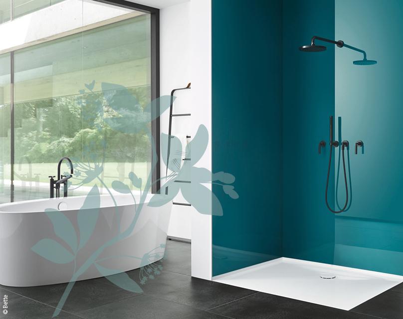 Bad mit t&uuml;rkisfarbener Wand