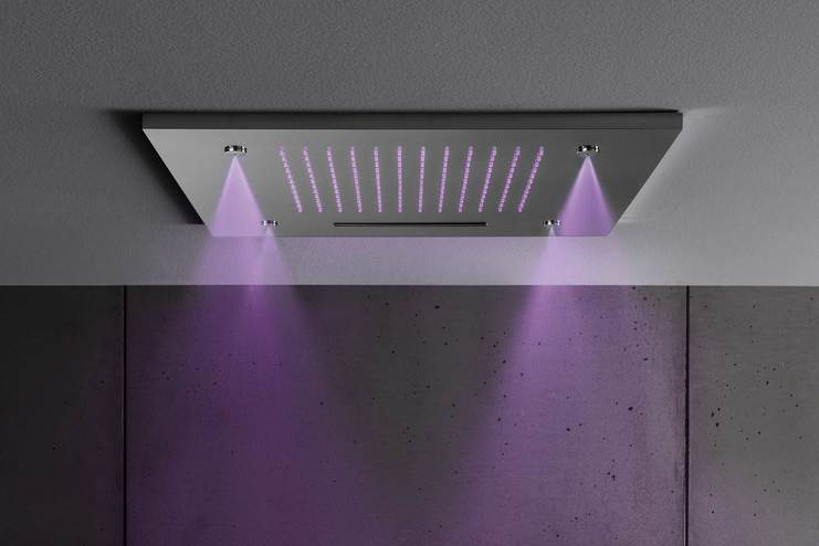 Kopfbrause mit violettem Licht