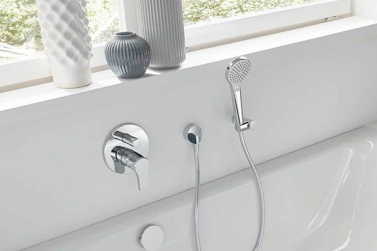 Wannenarmatur vor weisser Wand