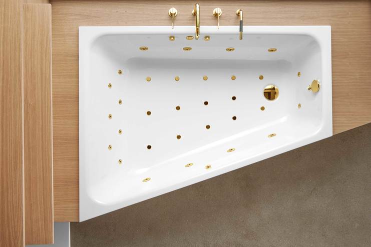 Whirl Wanne mit goldfarbenen Düsen