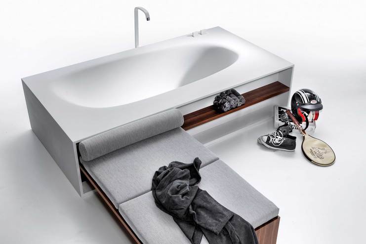 Badewanne mit Holzregal