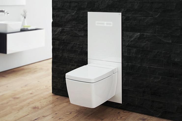 Höhenverstellbares WC weiß vor schwarzer Wand