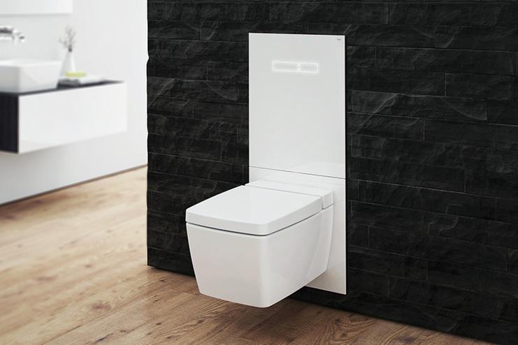 Höhenverstellbares WC weiß vor schwarzer Wand
