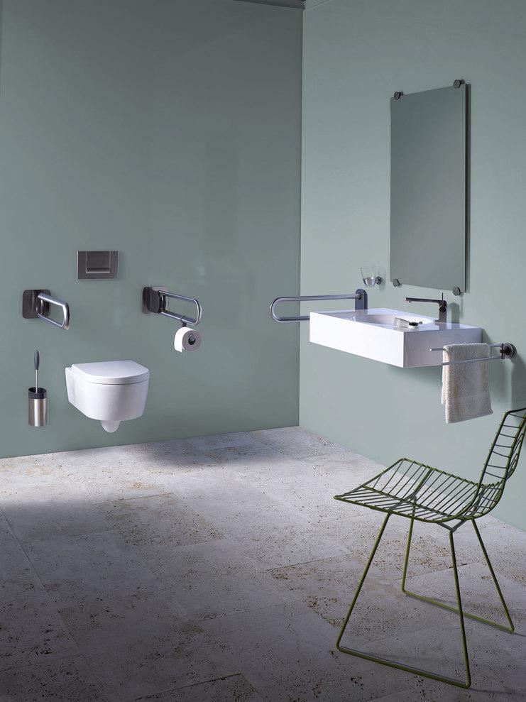 WC und Waschbecken mit Haltegriffen