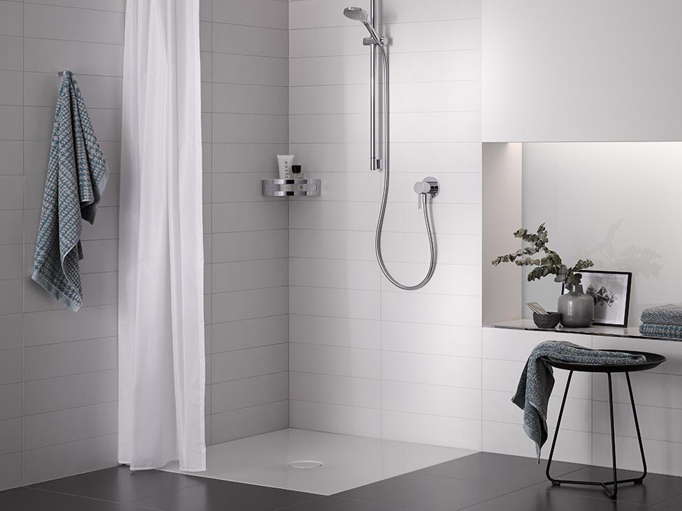 Barrierefreie Dusche Dusche mit Vorhang und Hocker