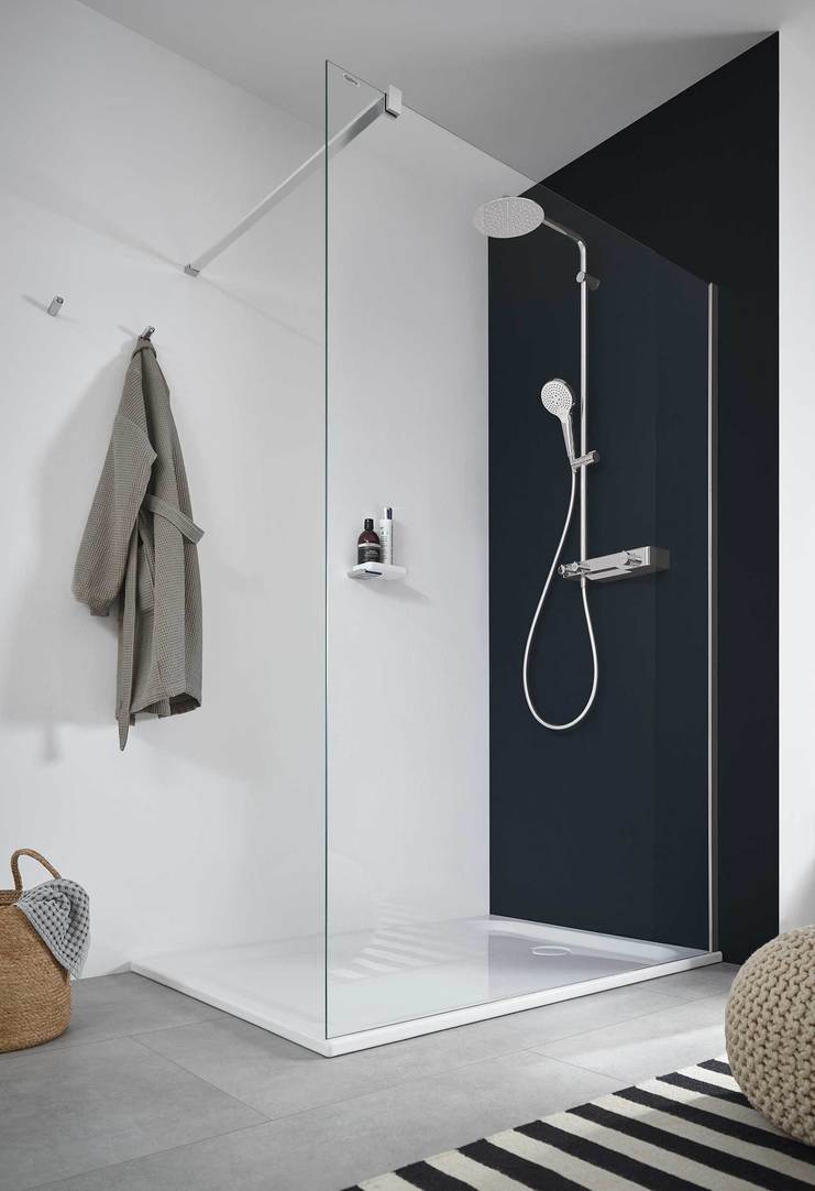 Dusche mit blauer Wand