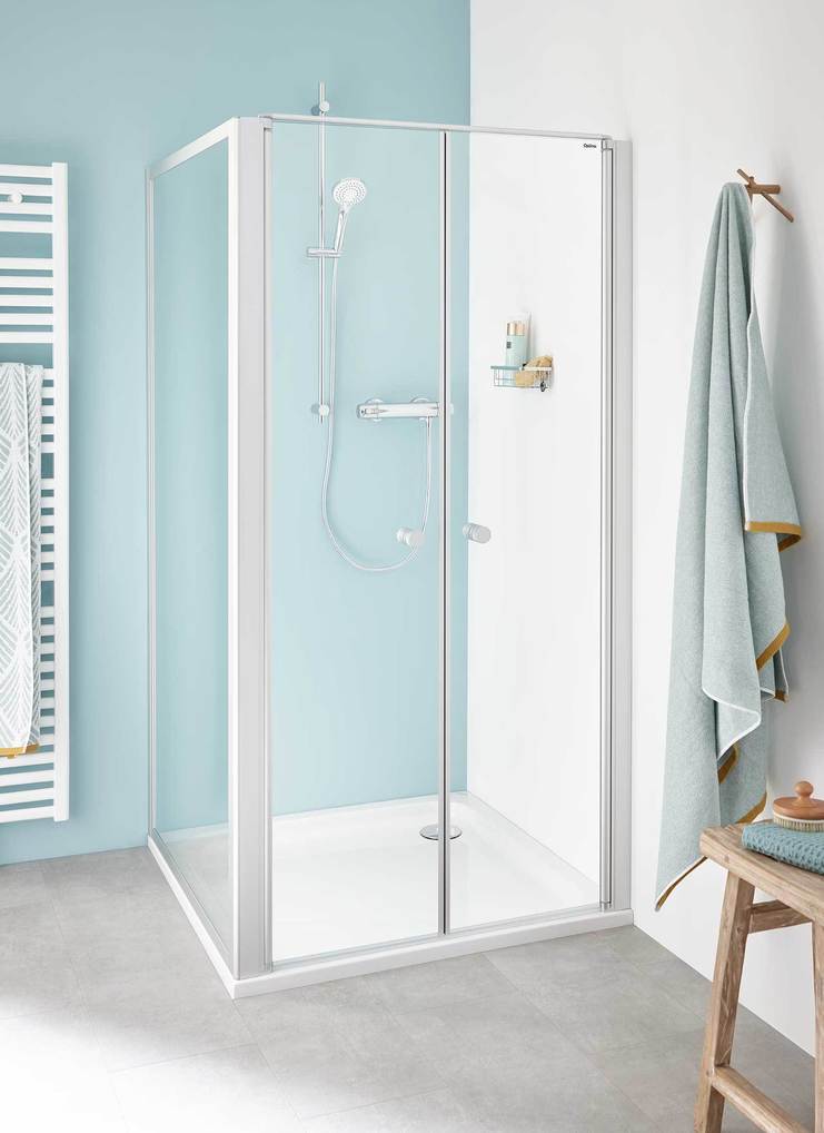 Duschabtrennung vor hellblauer Wand