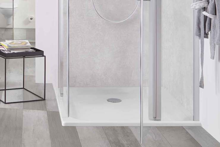 Duschwanne vor weißer Wand