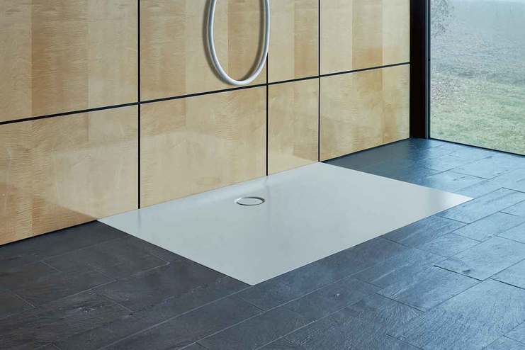 Duschebene vor Holzwand