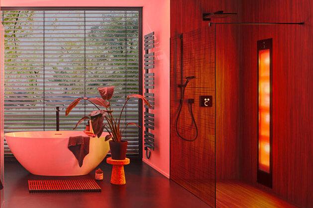 Sunshower mit rotem Licht