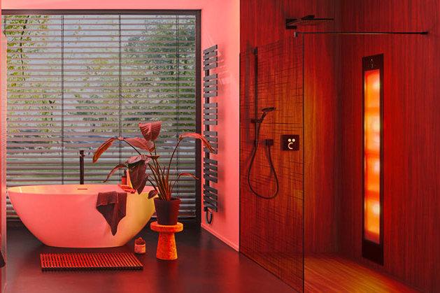 Sunshower mit rotem Licht