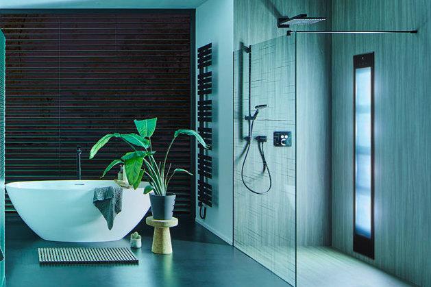 Sunshower mit blauem Licht