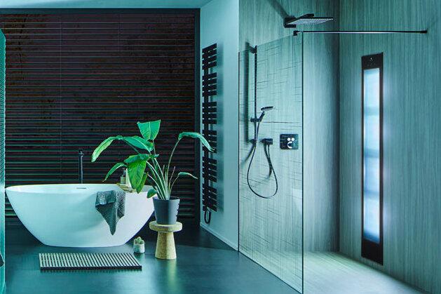 Sunshower mit blauem Licht