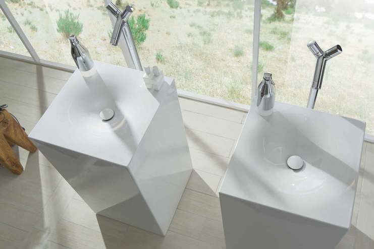 Zwei Waschtischsäulen