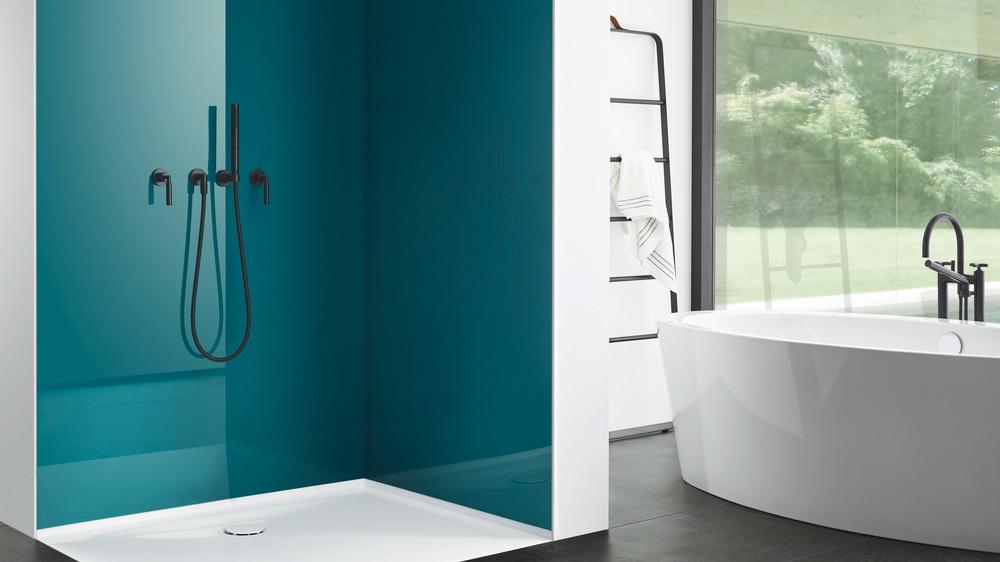 Bad mit türkisfarbener Wand